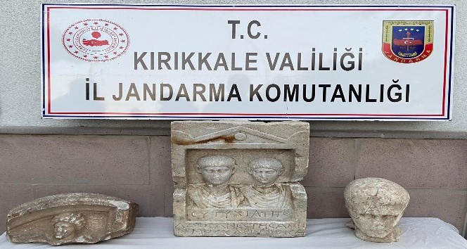 Antik Roma dönemine ait tarihi ele geçirildi: İnsan figürlü taşın üzerindeki harfler dikkat çekti