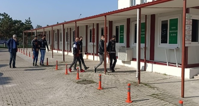 Yabancılara sahte evraklarla  ikamet izni aldıran 3 kişi yakalandı