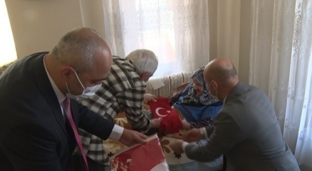 Mehmetçiğe çorap örenlik 118 yaşındaki Zeliha Nineden ileti var...
