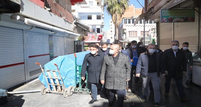 Vali Demirtaş, Kızıltepe Cumhuriyet Meydanında incelemelerde bulundu
