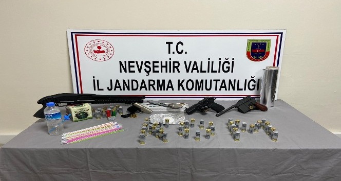 Avanos’ta uyuşturucu tacirinin evinde adeta cephanelik ele geçirildi