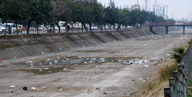 Adana’yı ağ gibi saran sulama kanalları çöplüğe döndü