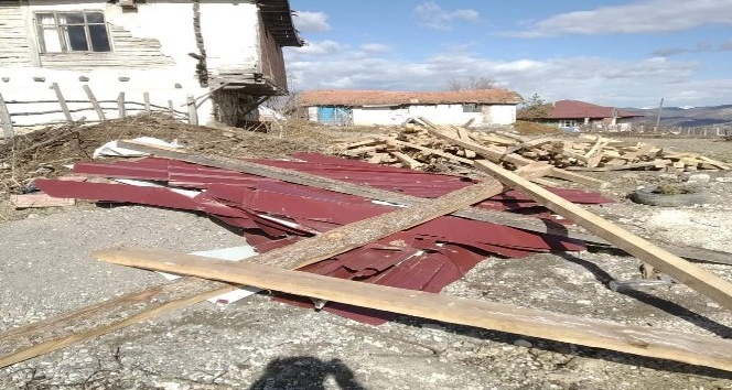 Amasya’da şiddetli rüzgar çatı uçurdu