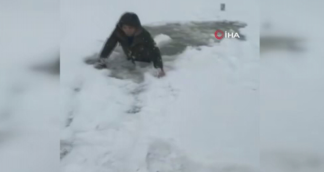 Buz tutan gölete düşen adam son anda kurtuldu