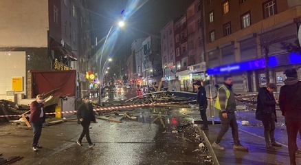 Sultangazide araçlar çatıların altında kaldı