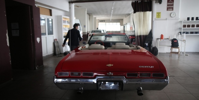 Çürümeye bırakılan 1971 model otomobil ilk günkü ihtişamına kavuştu