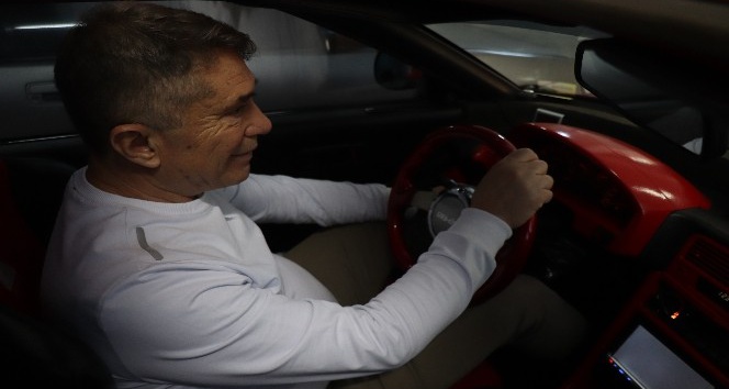 Çok sevdiği aracının farklı renklerinden 17 tane aldı