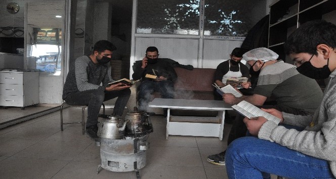 Sıcak ekmek kokusu altında kitap ve çay molası