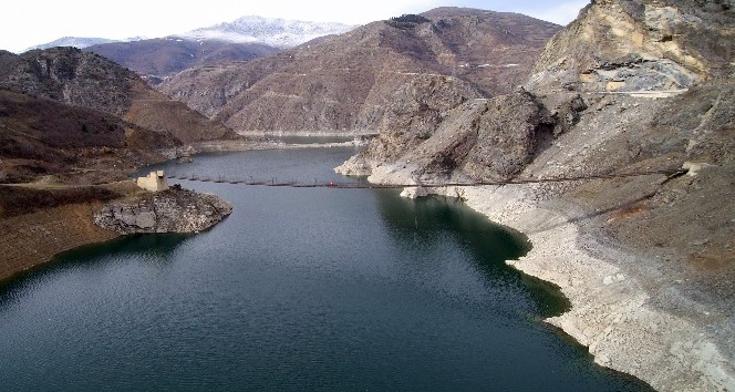 Kürtün Baraj Gölü üzerindeki 165 metre uzunluğundaki asma köprü yöre halkının ulaşımını sağlıyor