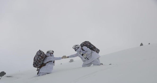 Yer yer 1 metreyi bulan karda, &quot;Eren-7 Mercan- Munzur&quot; operasyonu sürüyor