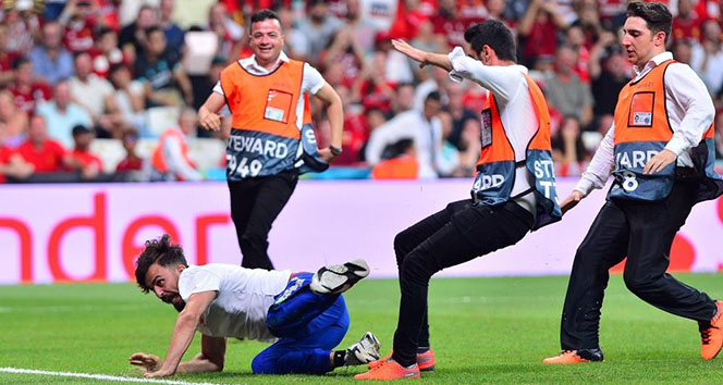 UEFA Süper Kupa final maçında sahaya atlayan Youtuber’a hapis cezası