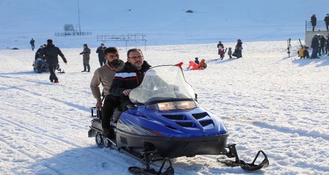 Bakan Kasapoğlu Hesarek Kayak Merkezi’nde incelemelerde bulundu