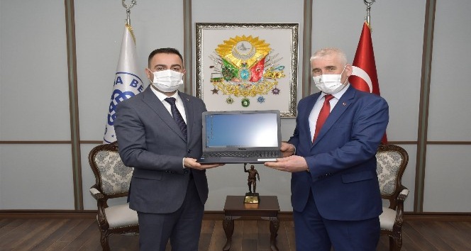 Başkan Erdoğan’dan muhtarlara dizüstü bilgisayar