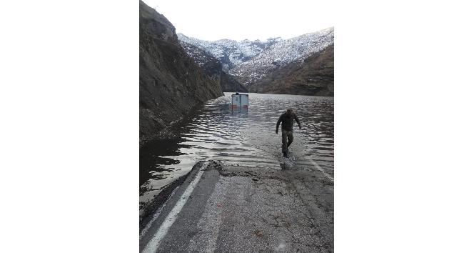 Baraj sularının ortasında kalan sürücüyü güvenlik korucuları kurtardı