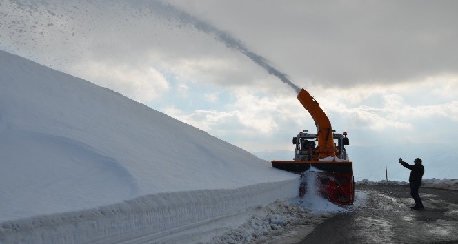 Karayollarında 4 metrelik karla mücadele çalışması