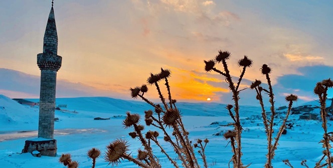 Su altında kalan minarenin gün batımıyla birleşmesi görsel şölen sundu