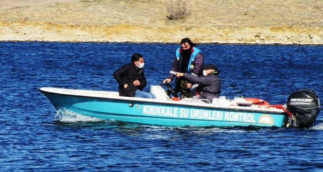 Kaçak avcıların baraja bıraktığı misina ağı imha edildi