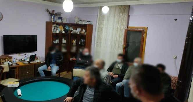 Giresun’da bir evde kumar oynadıkları tespit edilen 18 kişiye 86 bin 490 lira ceza kesildi