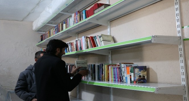 Şırnaklı 3 kardeş marketlerindeki üç rafı müşterilerin okuması için kitaplara ayırdı