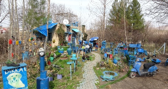 Mardin’deki bu evin bahçesi ’Şirinler köyünü’ andırıyor