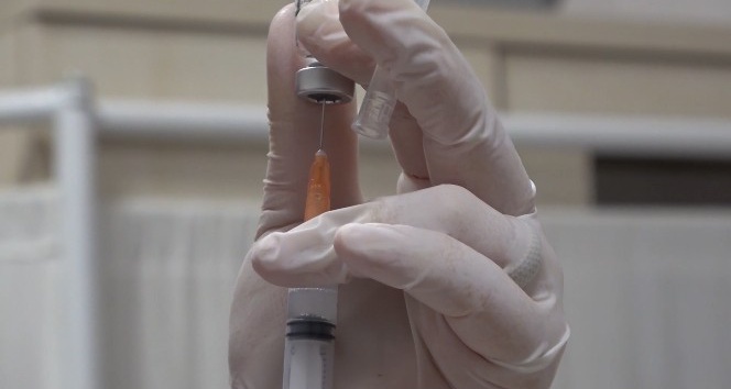 Korona virüs aşısı sağlık çalışanlarına umut oldu