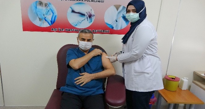 Osmaniye’de sağlık çalışanlarına ikinci doz aşılama başladı
