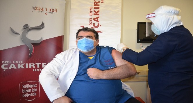 Sağlık çalışanlarına ikinci doz aşılama başladı