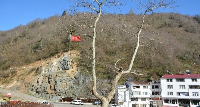 Heyelan sahasına Türk bayrağı