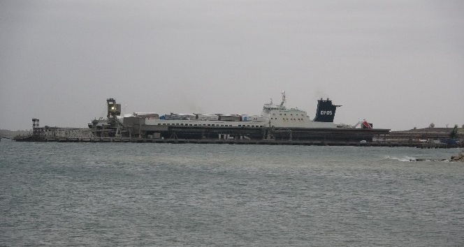 Çanakkale’de yanan Ro-Ro gemisi limana yanaştırıldı