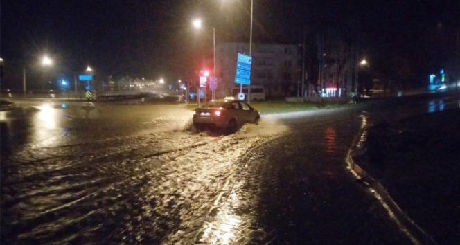 İstanbul-Çanakkale yolu şiddetli sağanak nedeniyle göle döndü
