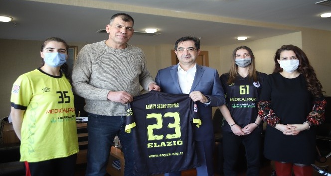 Medical Park Elazığ Hastanesi Genel Müdürü Kurtar: “Hentbol takımımızı her zaman desteklemeye devam edeceğiz”