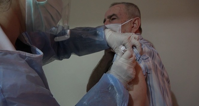 Emekliler kenti Kırıkkale’de yaşlılara Covid-19 aşısı uygulanmaya başlandı