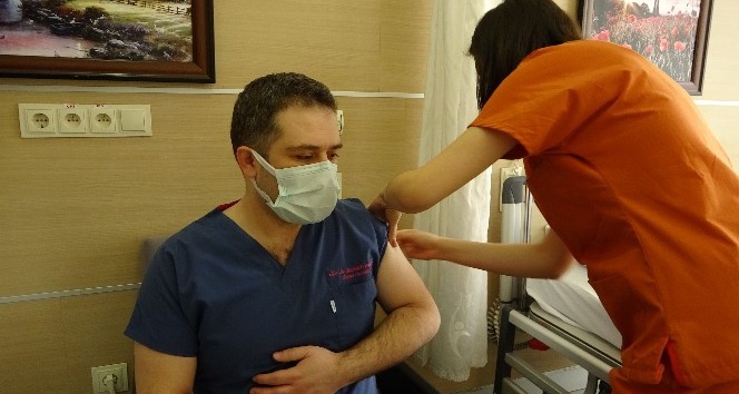Muş’ta sağlık çalışanlarına ikinci doz korona virüs aşısı uygulanıyor