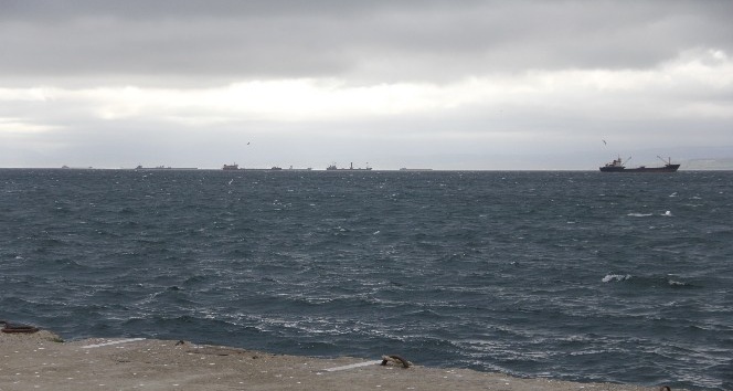 Fırtınadan kaçan gemiler Sinop’a sığındı