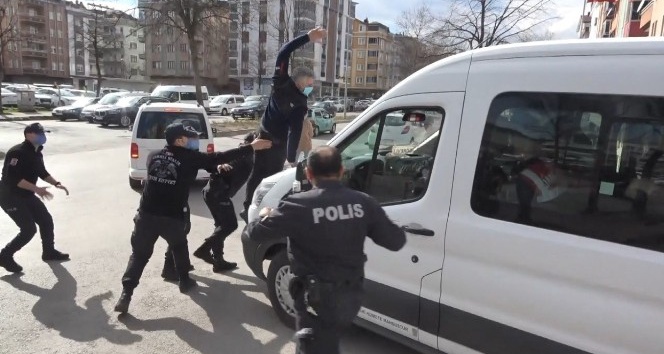 Öldürülen kadının yakını, sanıkları taşıyan cezaevi aracına uçtu