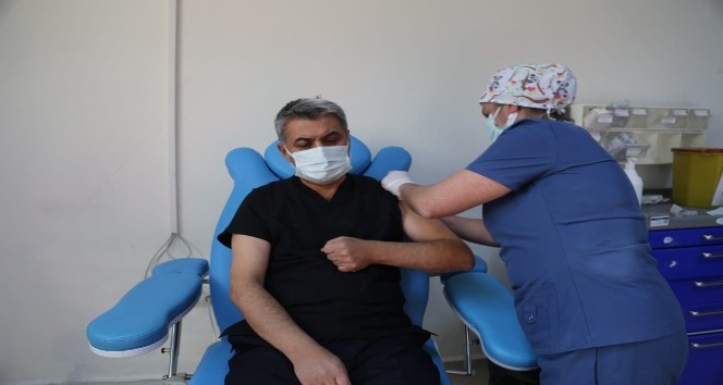 Aşı olan Vali Özkan: &quot;Sırası gelen tüm vatandaşlarımızın aşı olmalarını tavsiye ediyorum&quot;