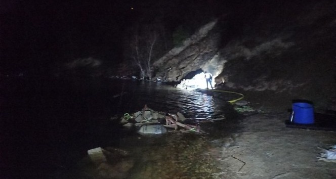 Samsun’un Bafra ilçesinde bulunan Derbent Baraj Gölü’ne bir kamyonetin düşmesi sonucu meydana gelen kazada 3 kişi öldü, 1 kişi yaralandı.