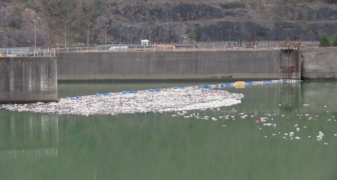 Muratlı ve Borçka baraj göllerindeki çöpler kötü görüntü oluşturuyor