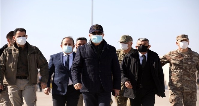 Bakan Akar ve komutanlar sınır hattında