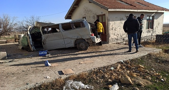 Aksaray’da kontrolden çıkan minibüs direğe sonra duvara çarptı: 6 yaralı