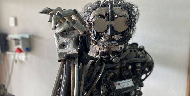 Hurda parçalarından 3 robot yaptı, sıra dördüncü robotta