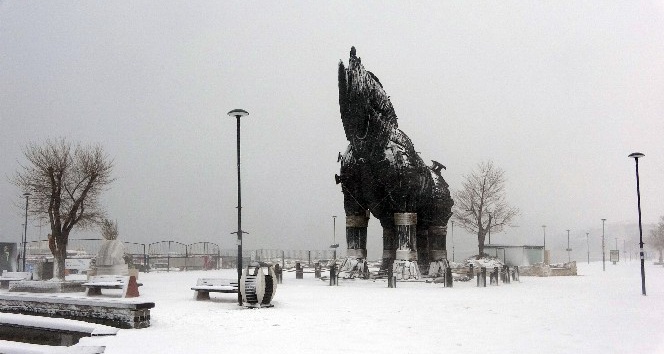 Çanakkale’de kar kalınlığı 7 santimetreye ulaştı
