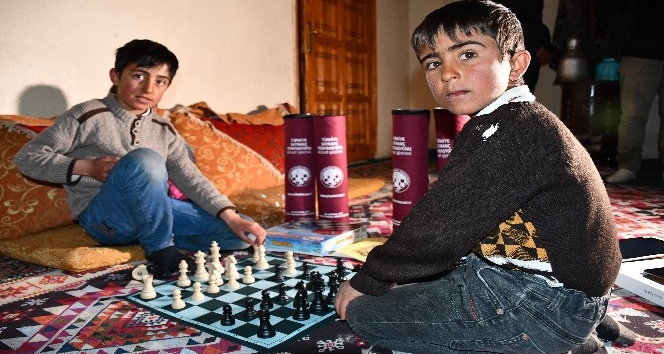 Pet şişe kapakları ile satranç oynayan çocuklara satranç takımı