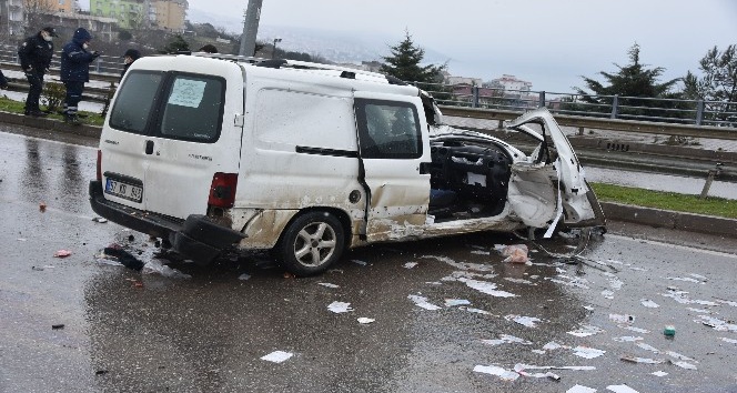 Sinop’ta eve servis yapan market aracı kaza yaptı: 2 yaralı