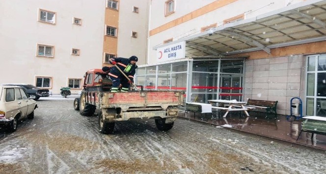 Yolda mahsur kalan sürücülerin yardımına Ezine Belediyesi yetişti