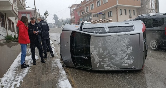 Karda kayan otomobil ağaca çarptı