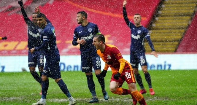 Galatasaray son dakikalarda güldü