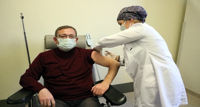 Yozgat’ta protokol Covid-19 aşısı oldu
