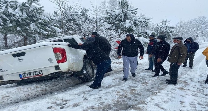 Yolda kalan sürücülerin yardımına jandarma yetişti