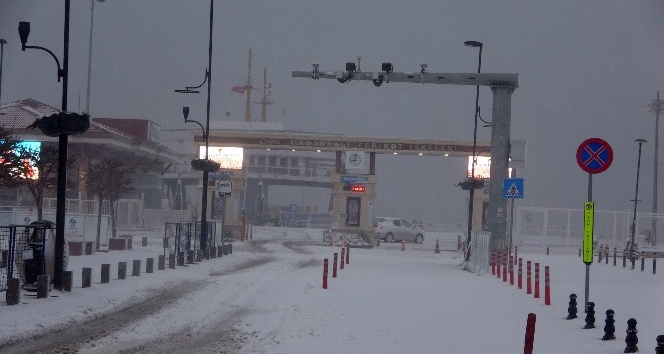 Çanakkale Boğazı 23 saat sonra gemi trafiğine açıldı